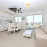 Stunning In With House Sea View Lägenhet