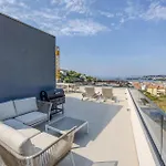 Stunning In With House Sea View Lägenhet