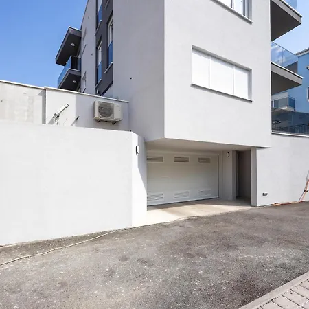 2 Bedroom Stunning In Сплит