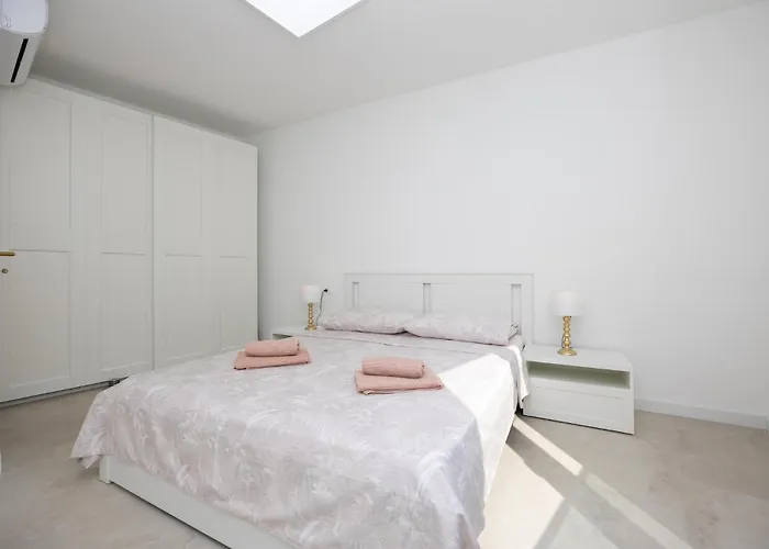 2 Bedroom Stunning In *