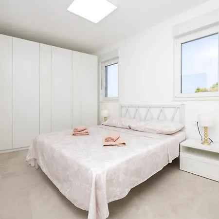 Gorgeous Apartment In Split With House Sea View